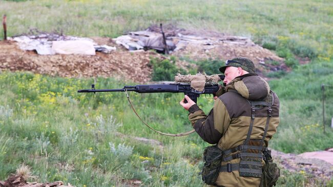 Военнослужащие Народной милиции ЛНР ведут наблюдение на позициях близ линии соприкосновения в Донбассе. Архивное фото