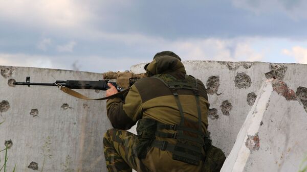 Военнослужащие Народной милиции ЛНР ведут наблюдение на позициях близ линии соприкосновения в Донбассе. Архивное фото