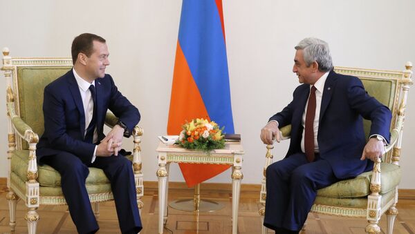 Председатель правительства России Дмитрий Медведев и президент Армении Серж Саргсян во время встречи в президентском дворце в Ереване