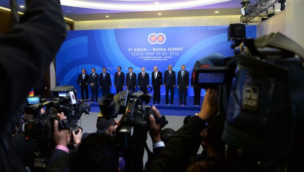 Журналисты фотографируют глав делегаций-участников саммита Россия — АСЕАН