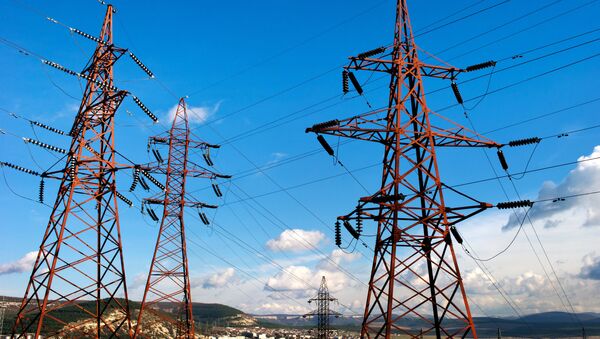 Высоковольтные электролинии вдоль трассы Симферополь - Севастополь в окрестностях Инкермана. Архивное фото