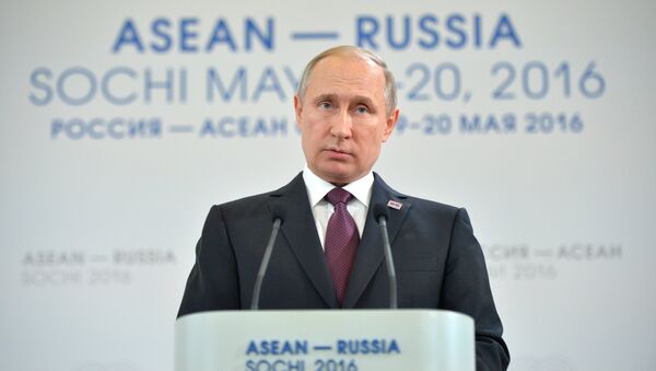 Президент Российской Федерации Владимир Путин выступает на встрече глав делегаций-участников саммита Россия - АСЕАН с представителями Делового форума Россия - АСЕАН