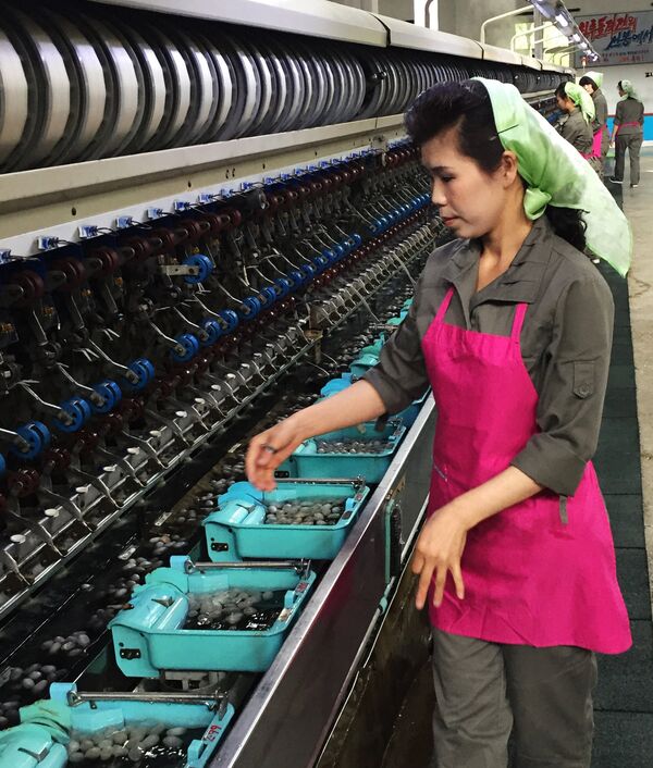 Работница прядильной фабрики в Пхеньяне