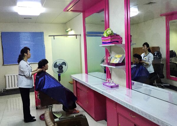 Женщина в салоне красоты, открывшемся на одном из передовых промышленных предприятий Пхеньяна