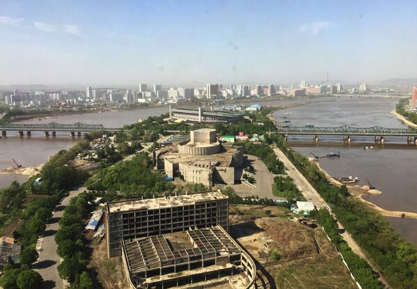 Вид на Пхеньян с одного из современных высотных зданий города