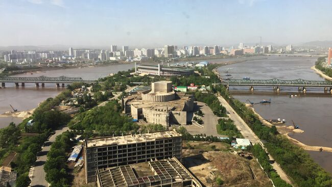Вид на Пхеньян с одного из современных высотных зданий города. Архивное фото