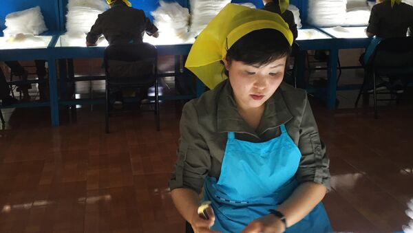 Работница прядильной фабрики в Пхеньяне. Архивное фото