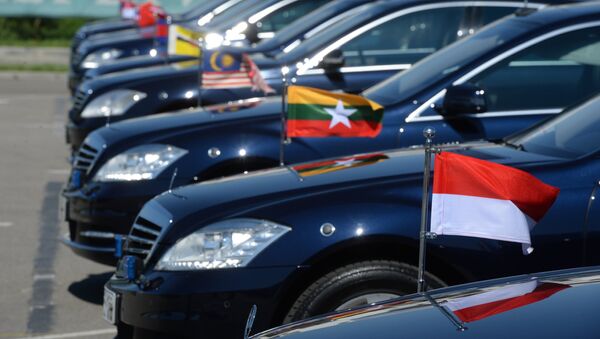 Автомобили глав делегаций - участников саммита Россия — АСЕАН возле здания конгресс-центра в Сочи. Архивное фото