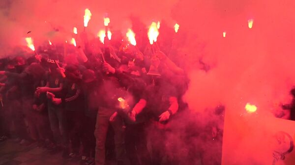 Сторонники батальона Азов жгли дымовые шашки и файеры на митинге у Рады