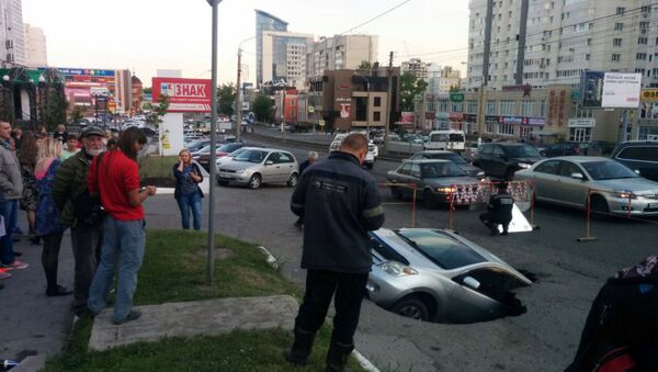 Автомобиль провалился под асфальт в центре Барнаула