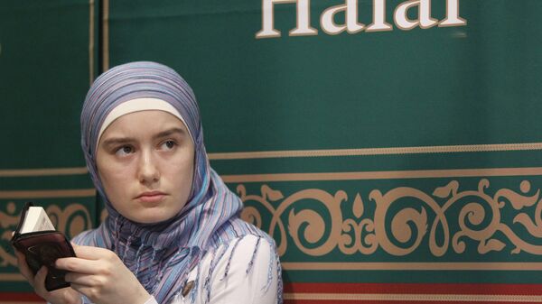 Молодая мусульманка читает Коран. Архивное фото