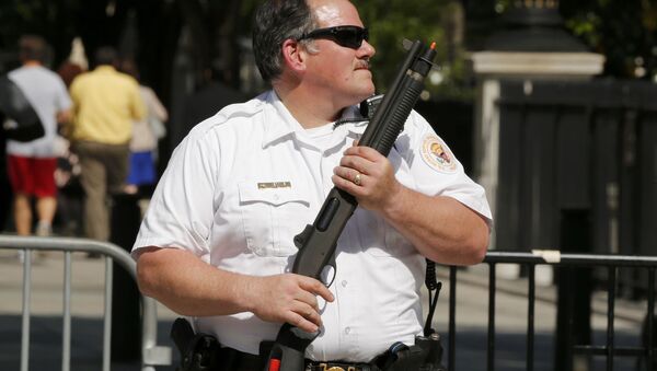 Агент секретной службы безопасности США с ружьем возле Белого дома