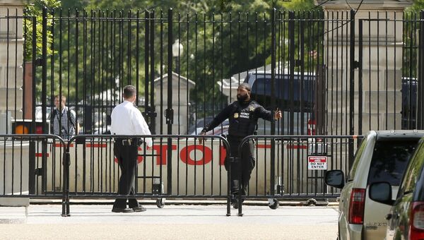 Полицейские возле здания администрации президента США в Вашингтоне