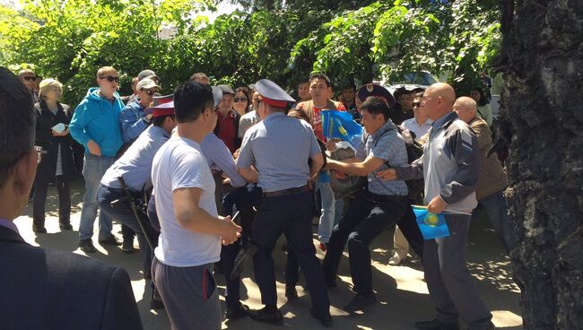 Задержания участников несанкционированного митинга в центре Алма-Аты