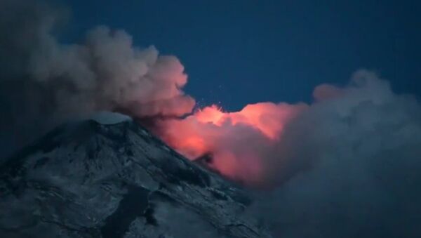 Извержение крупнейшего в Европе вулкана попало на видео
