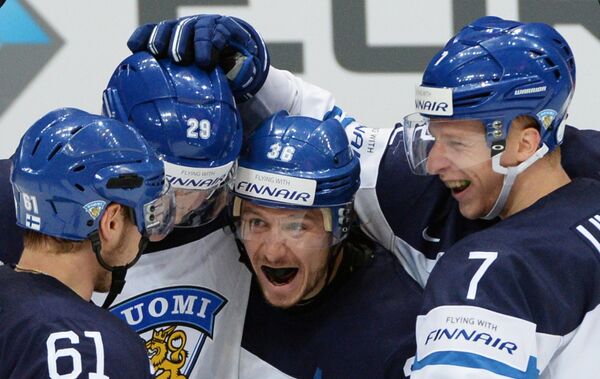 Игроки сборной Финляндии радуются забитому голу в матче 1/2 плей-офф чемпионата мира по хоккею между сборными командами Финляндии и России