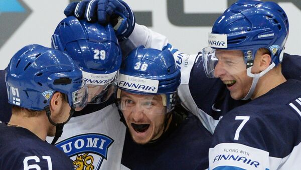Игроки сборной Финляндии радуются забитому голу в матче 1/2 плей-офф чемпионата мира по хоккею между сборными командами Финляндии и России