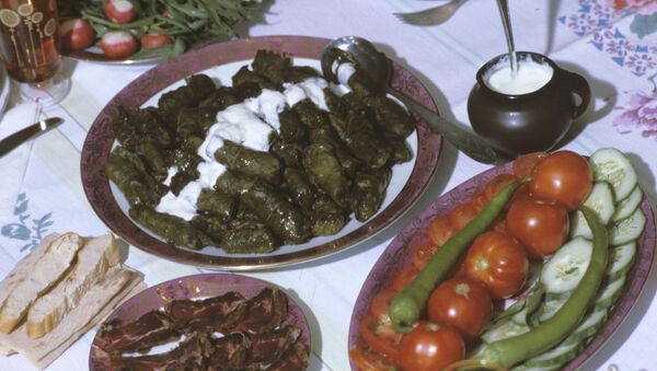 Толма - мясной фарш, сваренный в маринованных виноградных листьях, - одно из блюд национальной армянской кухни. Архивное фото