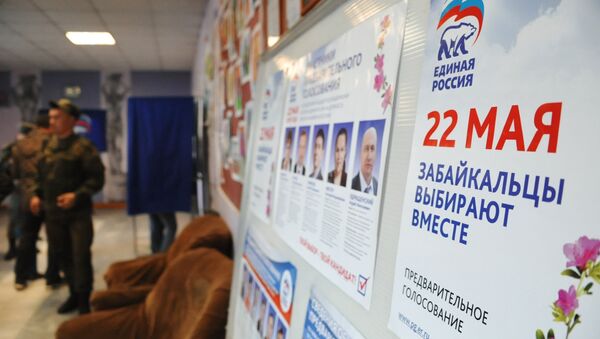 Информационные плакаты на избирательном участке в день предварительного голосования за кандидатов от партии Единая Россия, выдвигаемых на выборы в Государственную Думу РФ. Архивное фото