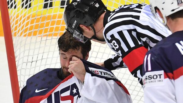 Вратарь сборной США Кейт Кинкейд в матче за третье место ЧМ по хоккею между сборными командами России и США