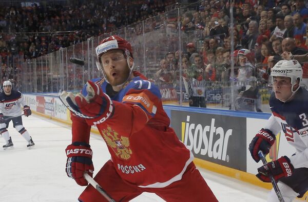 Российский хоккеист Антон Белов в матче за третье место ЧМ по хоккею между сборными командами России и США