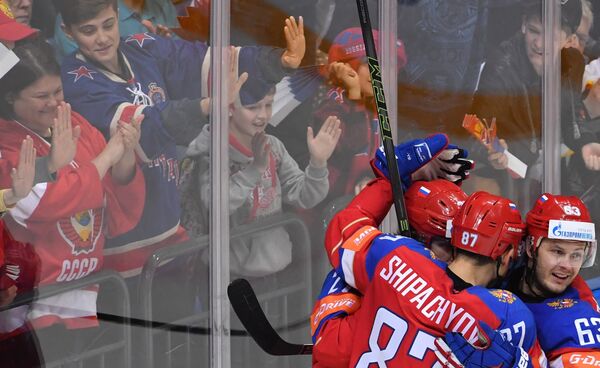 Игроки сборной России радуются забитому голу в матче за третье место ЧМ по хоккею между сборными командами России и США