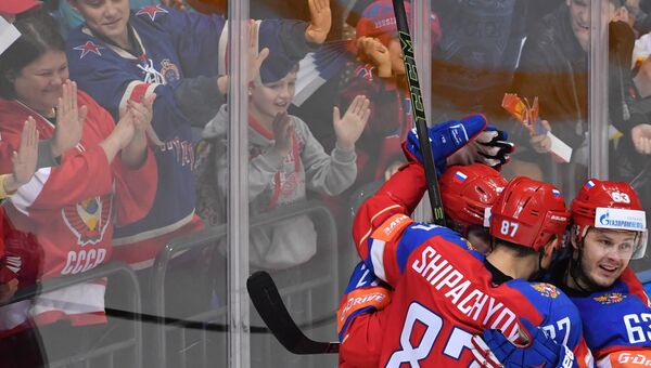 Игроки сборной России радуются забитому голу в матче за третье место ЧМ по хоккею между сборными командами России и США