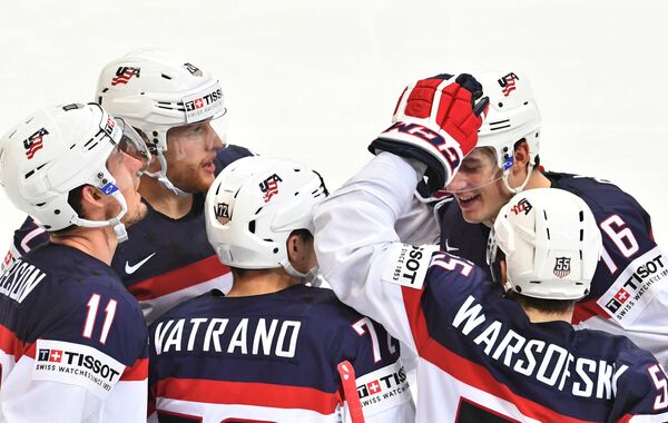 Игроки сборной США радуются забитому голу в матче за третье место чемпионата мира по хоккею между сборными командами России и США