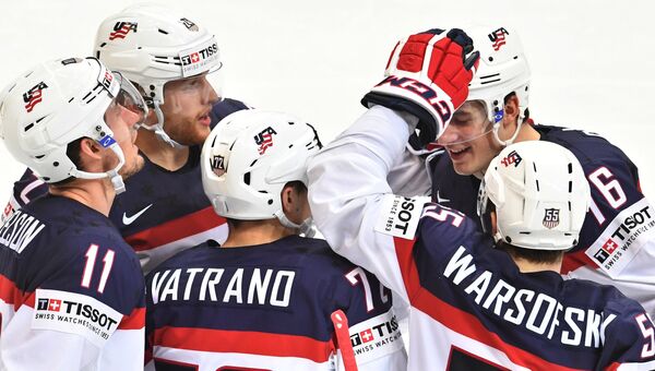 Игроки сборной США радуются забитому голу в матче за третье место чемпионата мира по хоккею между сборными командами России и США