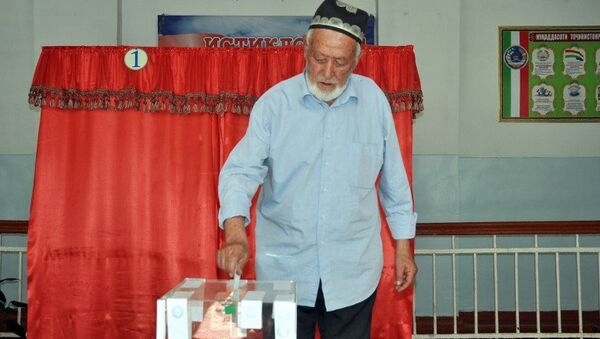 Житель Таджикистана голосует на референдуме, 22 мая 2015