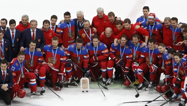 Игроки сборной России с Кубком за третье место чемпионата мира по хоккею