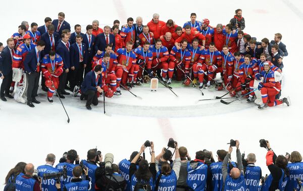 Игроки сборной России с Кубком за третье место чемпионата мира по хоккею