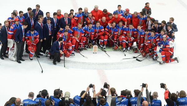 Игроки сборной России с Кубком за третье место чемпионата мира по хоккею