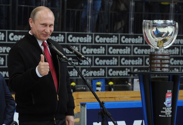 Президент России Владимир Путин на церемонии награждения победителей чемпионата мира по хоккею