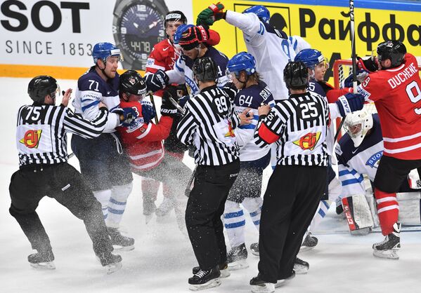 Игроки сборных Канады и Финляндии в финальном матче чемпионата мира по хоккею между сборными командами Финляндии и Канады
