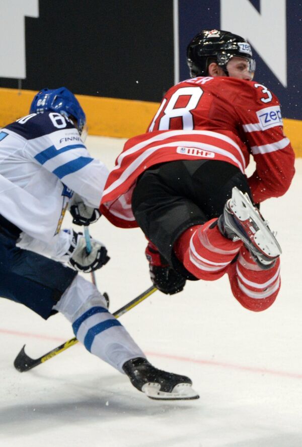 Игрок сборной Канады Бун Дженнер в финальном матче чемпионата мира по хоккею между сборными командами Финляндии и Канады