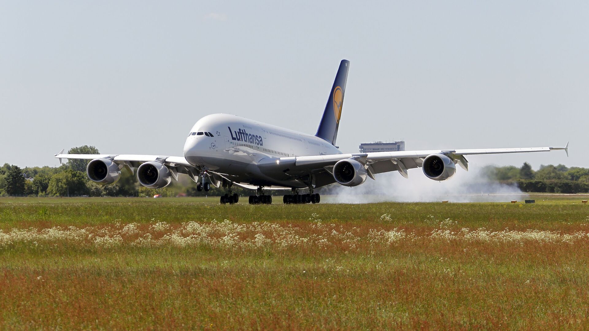 Самолет авиакомпании Lufthansa совершает посадку в аэропорту города Гамбург, Германия - РИА Новости, 1920, 13.07.2021