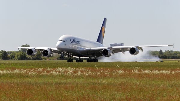 Самолет авиакомпании Lufthansa совершает посадку в аэропорту города Гамбург, Германия