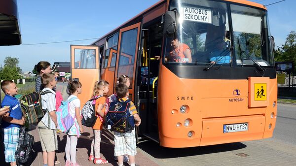 Польские школьники садятся в школьный автобус