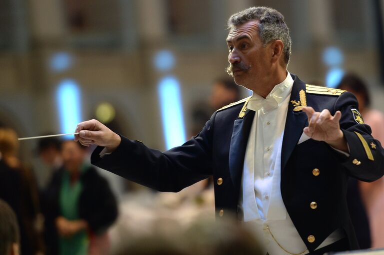 Художественный руководитель и главный дирижер Центрального концертного образцового оркестра ВМФ имени Н.А. Римского-Корсакова Алексей Карабанов во время XIV благотворительного Венского Бала в Гостином дворе в Москве Художественный руководитель и главный дирижер Центрального концертного образцового оркестра ВМФ имени Н.А. Римского-Корсакова Алексей Карабанов во время XIV благотворительного Венского Бала в Гостином дворе в Москве