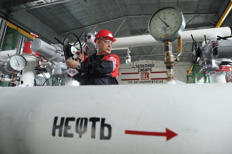 Пункт подготовки нефти компании Лукойл в районе города Покачи Пункт подготовки нефти компании Лукойл в районе города Покачи