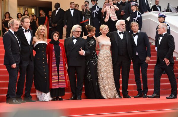 Члены жюри 69-го Каннского кинофестиваля во время церемонии закрытия. 22 мая 2016