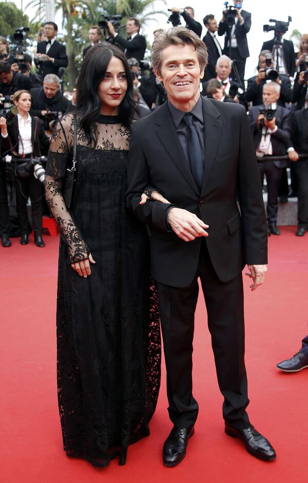 Актер Уиллем Дефо и супруга Джада Колагранде во время церемонии закрытия Каннского кинофестиваля. 22 мая 2016