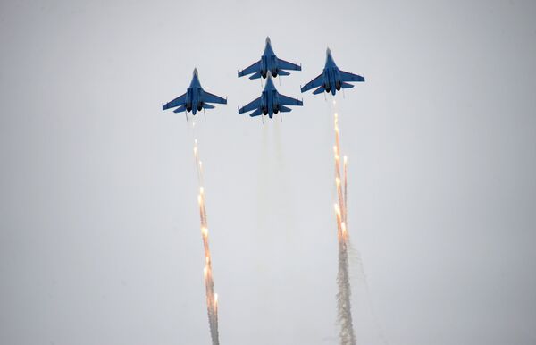 Многоцелевые истребители Су-27 пилотажной группы Русские Витязи выступают на праздничных мероприятиях, посвященных 25-летию создания двух авиационных групп высшего пилотажа Стрижи и Русские Витязи