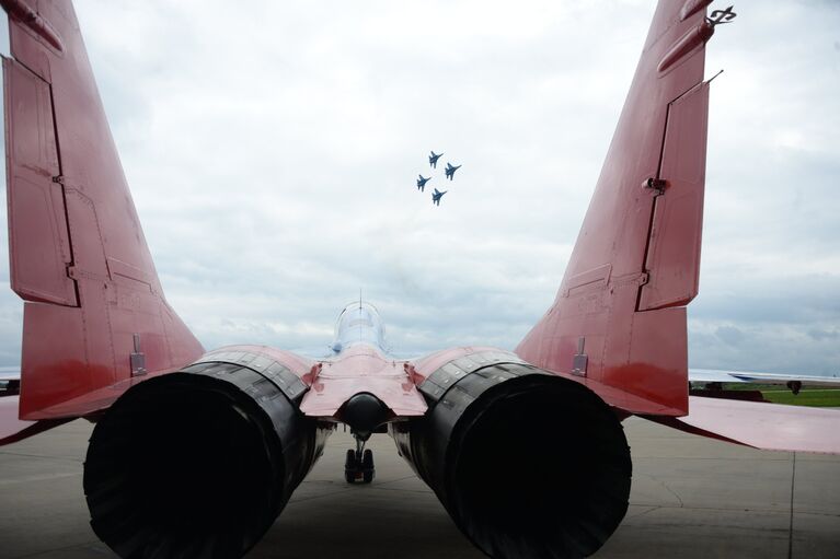 Многоцелевые истребители Су-27 пилотажной группы Русские Витязи выступают на праздничных мероприятиях, посвященных 25-летию создания двух авиационных групп высшего пилотажа Стрижи и Русские Витязи