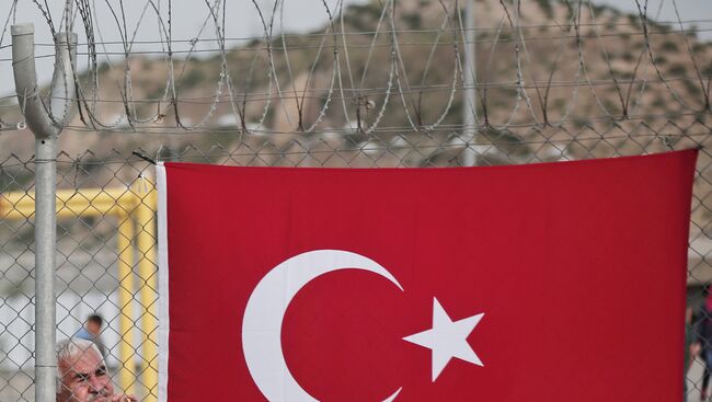 Турецкий флаг на ограждении в легере мигрантов в провинции Газиантеп, Турция. Архивное фото