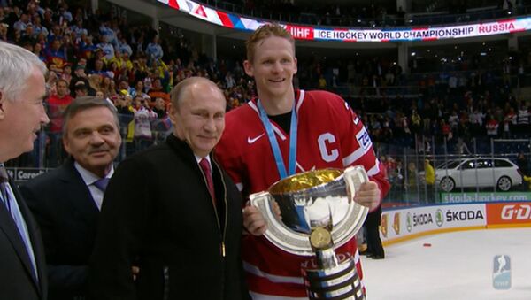 Путин поздравил сборную Канады с победой в ЧМ по хоккею и вручил капитану кубок