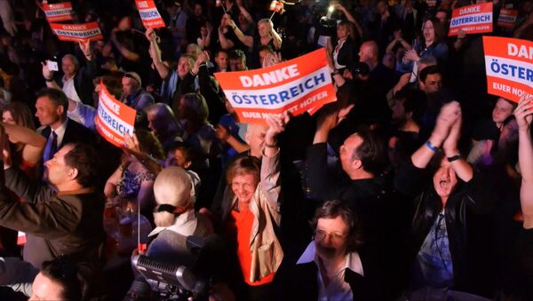 Сторонники аплодировали лидирующему на президентских выборах в Австрии Хоферу