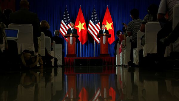 Президент США Барак Обама на совместной пресс-конференции с президентом Вьетнама Чан Дай Куангом в Ханое, Вьетнам