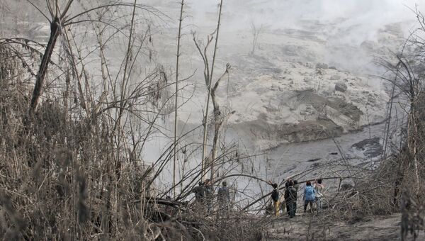 Последствия извержения вулкана Синабунг в Индонезии